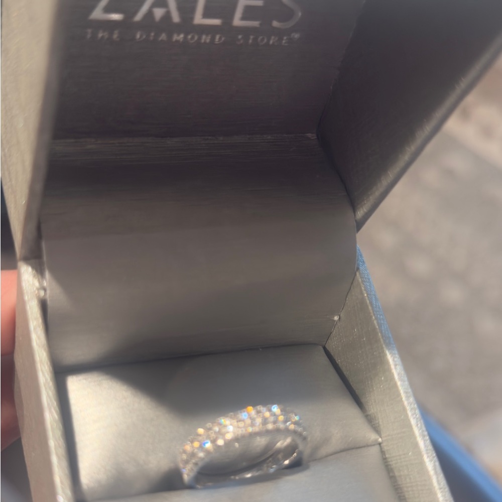Zales white gold 14k and Diamond Ring - Picture 6 of 14